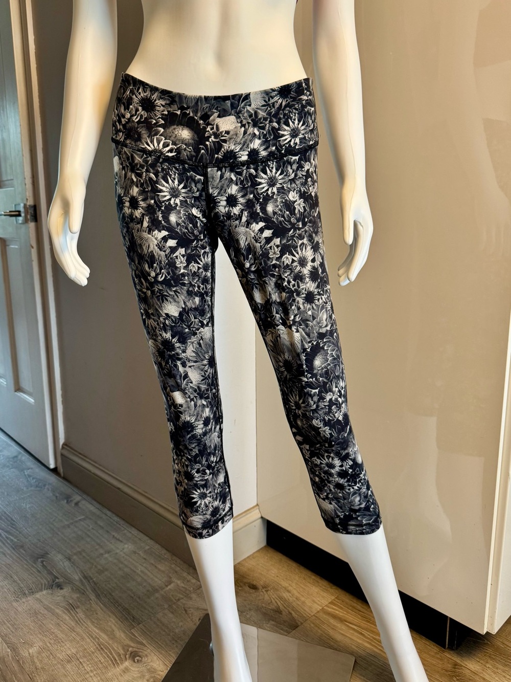 lululemon athletica Black & White Floral Capri Leggings size 6